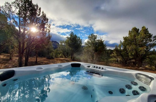 Orderville House | White Cliffs Vista Panoramic Views Hot Tub NPs