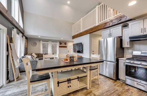 Campton Cottage | White Mtns Holiday Home! Cabin 1 Mi to Skiing