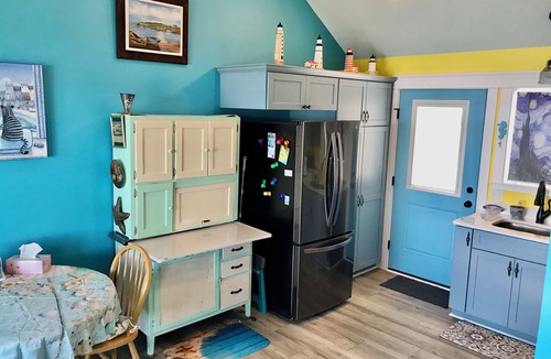 Lubec Cottage | White O’ Morn Cottage - Whimsical, comfy 1 BR 1.5 bath on Johnson Bay