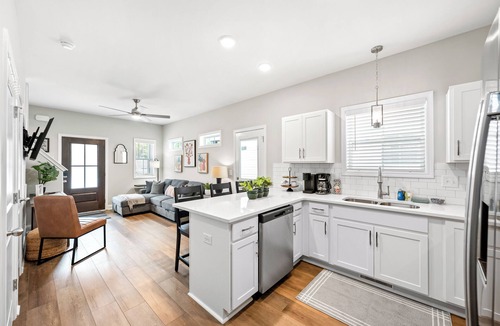 Clarksville Cottage | Whole Home 1012 & 1014 Franklin