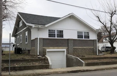 Washington House | Whole house w/full basement 3 bdrms 2.5 baths 5 recliners + air mattress space