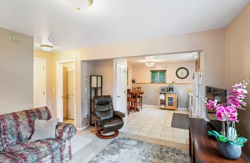 Rabbit Creek House | Wind Song Retreat on the Anchorage Hillside!