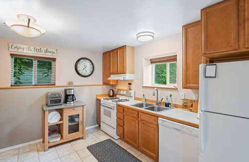 Rabbit Creek House | Wind Song Retreat on the Anchorage Hillside!