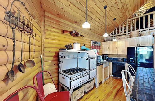 Crellin House | Windy Acres | Dog Friendly + Hot Tub & Great Views!