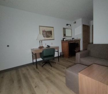 Austintown Hotel | Wingate Suites by Wyndham Youngstown - Austintown