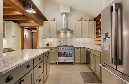 Damascus House | WinklerWald- 6 BR family retreat