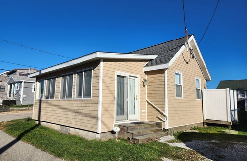 Breakwater Village Cottage | WINTER DISCOUNT/Gorgeous, quaint cottage one block from private beach!