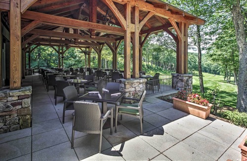 Chestnut Springs Cottage | Wintergreen Cabin w/ Hot Tub: Golf & Relax!