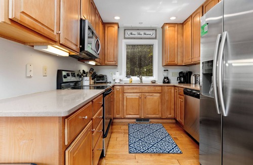 Chestnut Springs House | Wintergreen Resort - Mountain home w/4-bedroom 3 bath, Hot Tub & Wifi