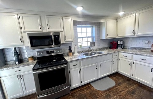 Albany House | Wolf River Getaway-close to dock