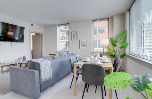 Crystal City Apartment | Wonderful 2BR Condo At Crystal City With Rooftop