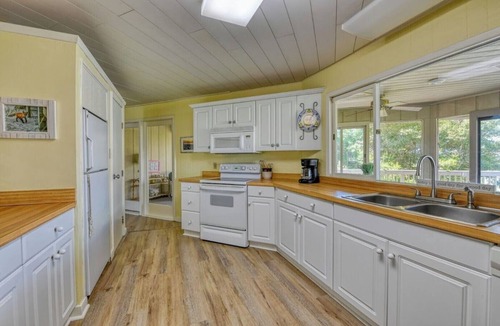 Inlet Harbour House | Wonderful 5-bedroom, canal-front house in Garden City