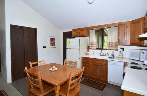 The Woods House | Woods Song - Hot Tub - Pet Friendly - Wifi - King Bed - Woods Resort - Golf Nearby - Pool Pass - Spa - Grill - Fireplace