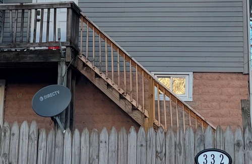 Ashland House | Workers Paradise. Uniquely decorated. Sleeps 8. Internet and tvs in every room.