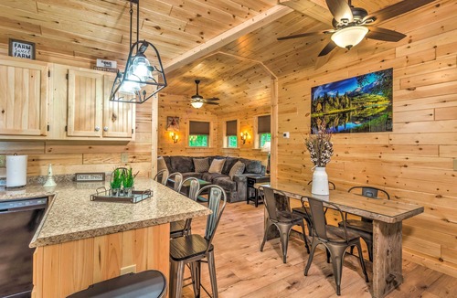 Lindseyville Cabin | Working Farm w/Fishing Pond! Brownsville Gem