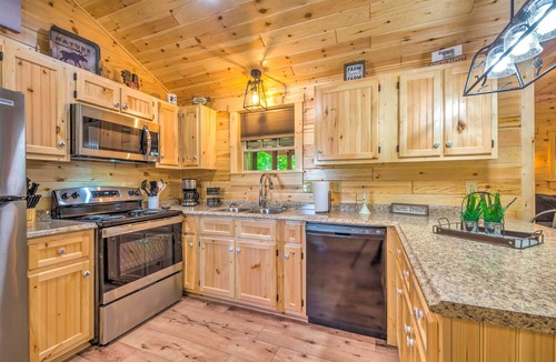 Lindseyville Cabin | Working Farm w/Fishing Pond! Brownsville Gem