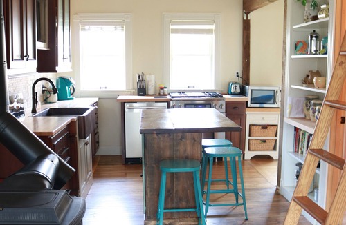 South Kansas City Cottage | WORLD CUP matches just 5 min away! 75" TV, KING BED, Lg 1 acre Yard, Sleeps 8