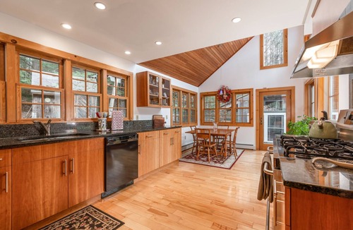 White River Junction House | Wright Reservoir Estate with Panoramic Views & 10 Acres