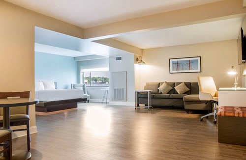 Newport East Hotel | Wyndham Newport Hotel