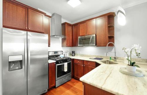 Olde Kensington Apartment | XL Studio - Studio with Pool & Scenic Rooftop
