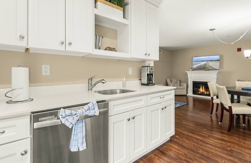 York Beach Condo | York Beach, Maine | Ocean-View Studio with Fireplace | Walk to Beach