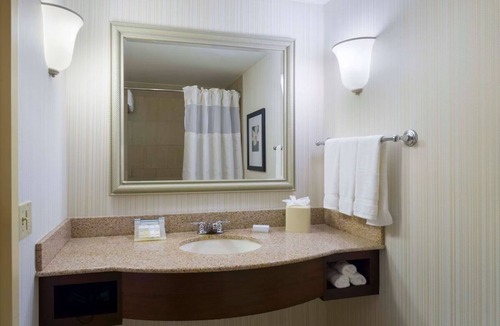 Silver Lane Hotel | Your Glastonbury Getaway: Comfort & Convenience Await! Free WiFi & Parking