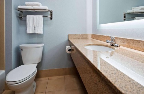 Blaine House | Your Home Away From Home! Indoor Pool, Restaurant, Free Parking & Breakfast