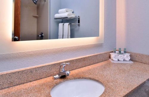 Blaine House | Your Home Away From Home! Indoor Pool, Restaurant, Free Parking & Breakfast