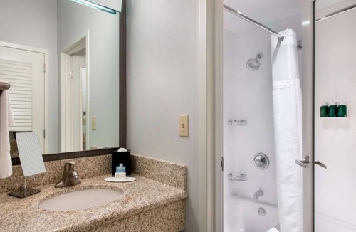 Middletown Hotel | Your Home Away From Home! 2 Modern Units, Free Parking, Near Easton's Beach
