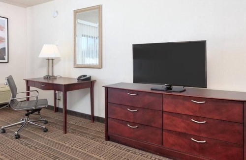 Santa Maria House | Your Home Away From Home! Spacious Unit Awaits! Near Santa Maria Civic Theatre!