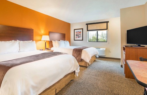 Hurricane Hotel | Your Home Base for Zion: Full Kitchen, Pet-Friendly, Pool!