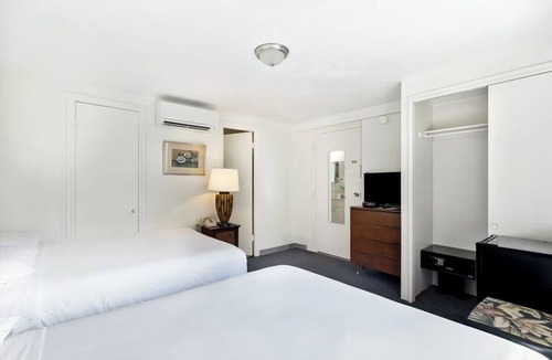 Waikiki Hotel | Your Next Favorite Getaway Starts Right Here! Outdoor Pool, Pets Are Welcome!