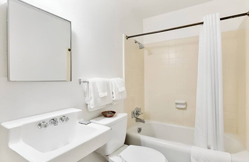 Waikiki Hotel | Your Next Great Escape Begins With a Stay Guests Truly Love! Outdoor Pool!