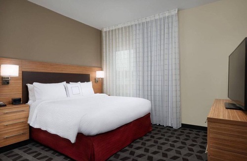 Lake Worth Hotel | Your Room for Rest & Relaxation | Outdoor Pool & Breakfast | Lake Worth - 1.5 mi