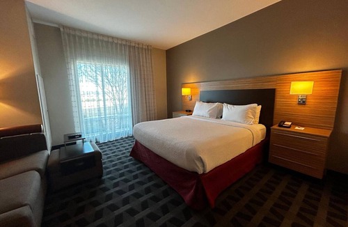 Lake Worth Hotel | Your Room for Rest & Relaxation | Outdoor Pool & Breakfast | Lake Worth - 1.5 mi