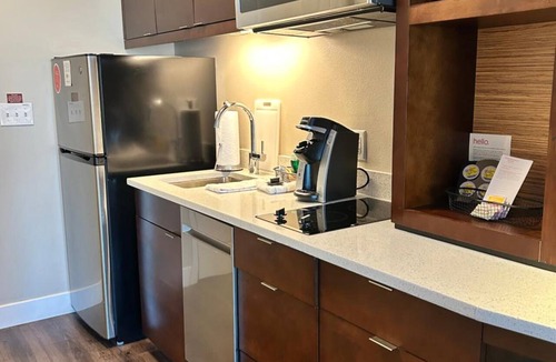Lake Worth Hotel | Your Room for Rest & Relaxation | Outdoor Pool & Breakfast | Lake Worth - 1.5 mi