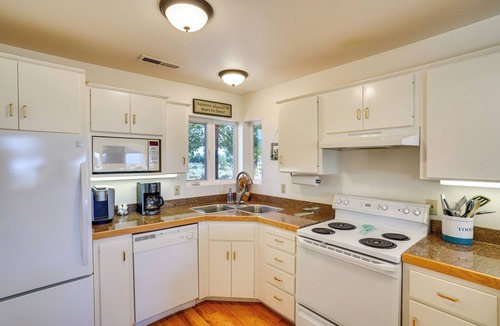New Harmony Cottage | Zion Mountain Guest House w/Canyon Vistas!