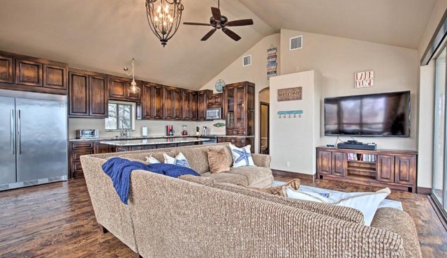 1/2 Mi to Lake Texoma! Spacious Group Escape