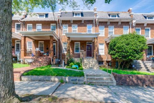 1/2 Mi to Metrobus Stop! Walkable Petworth Duplex