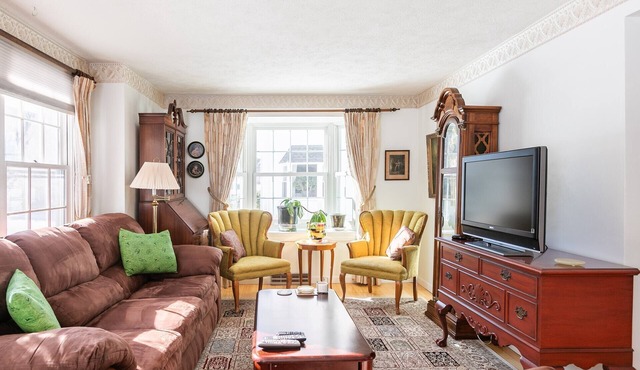 1-Bedroom and 1.5 Bath Townhouse Condo Centrally-Located Near Fidelity and BAE