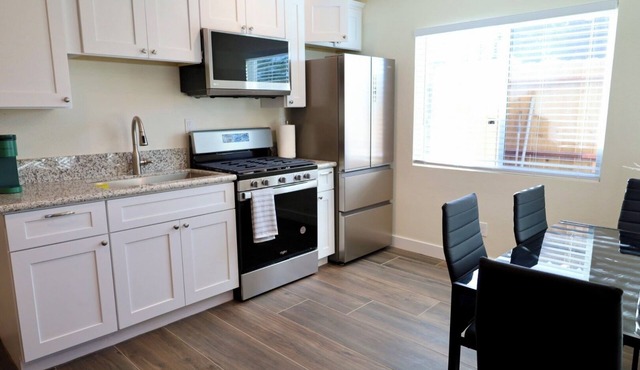 1 bedroom studio centrally located in Riverside Close to CBU, parkview and 91fwy