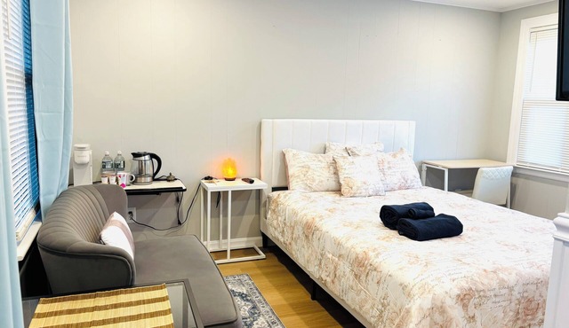 1-bedroom unit with Private Entrance/Laundry/Kitchen/Parking