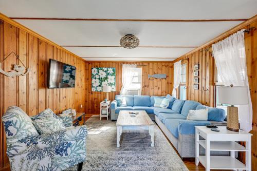 1 Block to Humarock Beach: Dog-Friendly Cottage