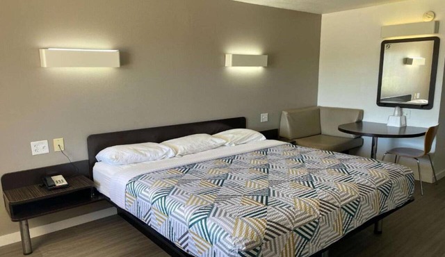 1 King Bed | Non-Smoking