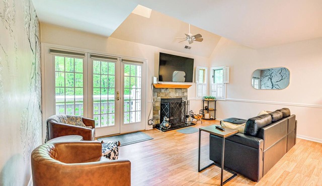 1 Mi to Mohegan Sun: Studio w/Pool Access