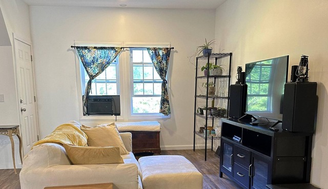 1 private bedroom & private half bathroom in shared home