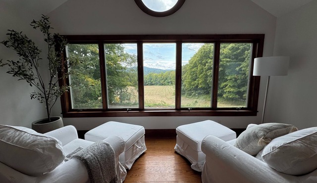 10 Acre Country Estate with Pool, Hot Tub & Views!