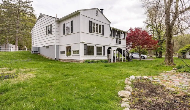 10 - Cozy 3B2Ba Home with huge backyard