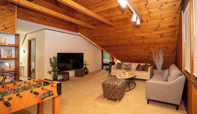 10-Spacious 5BR apt with gym, games room in the attic