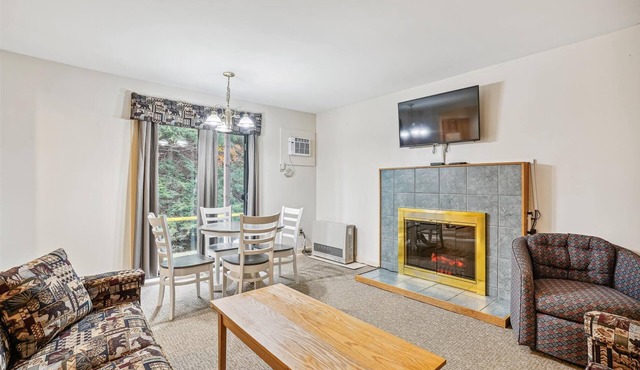 108 Deluxe One bedroom Queen Suite on the 1st floor w/outdoor heated pool